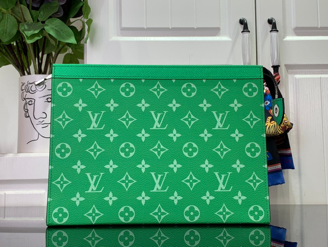 ＬＯＵＩＳ ＶＵＩＴＴＯ N POCHETTE VOYAGE MM GREEN