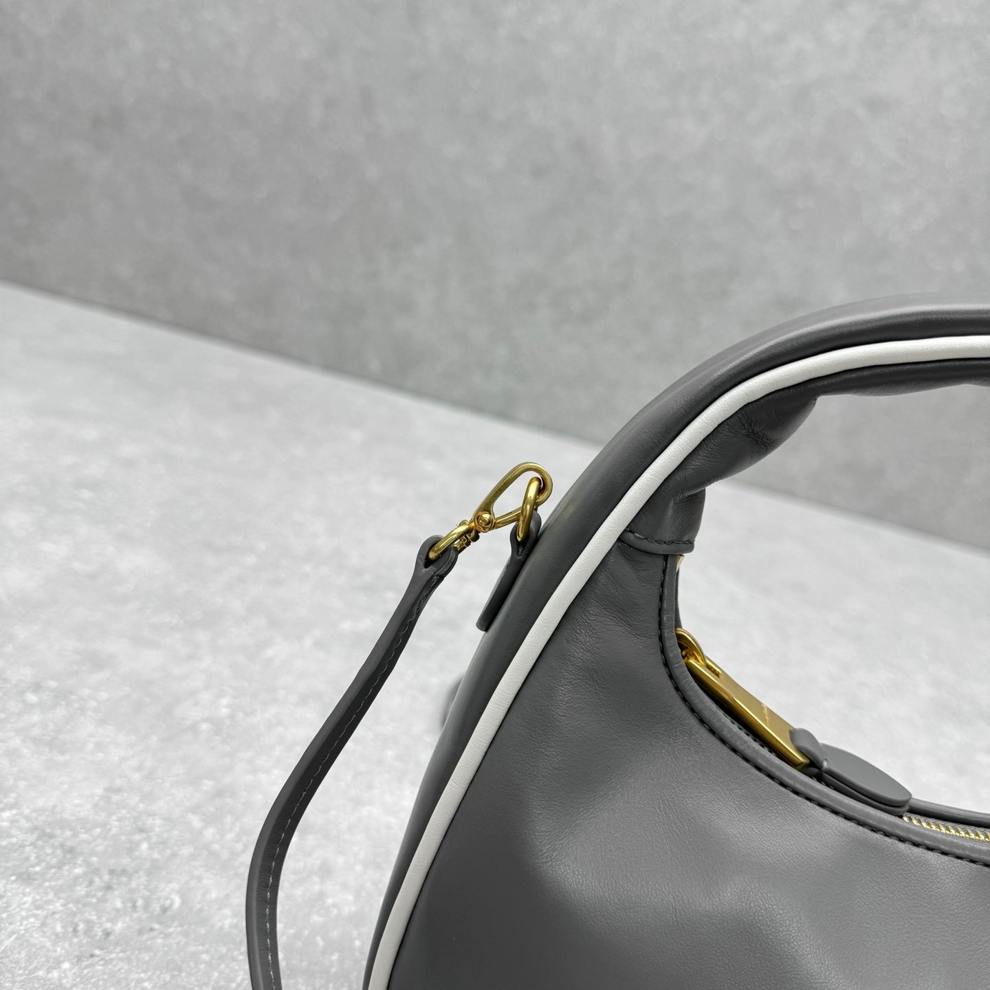 ＭＩ ＭＵ MATELASSÉ LEATHER CROSSBODY BAG GRAY