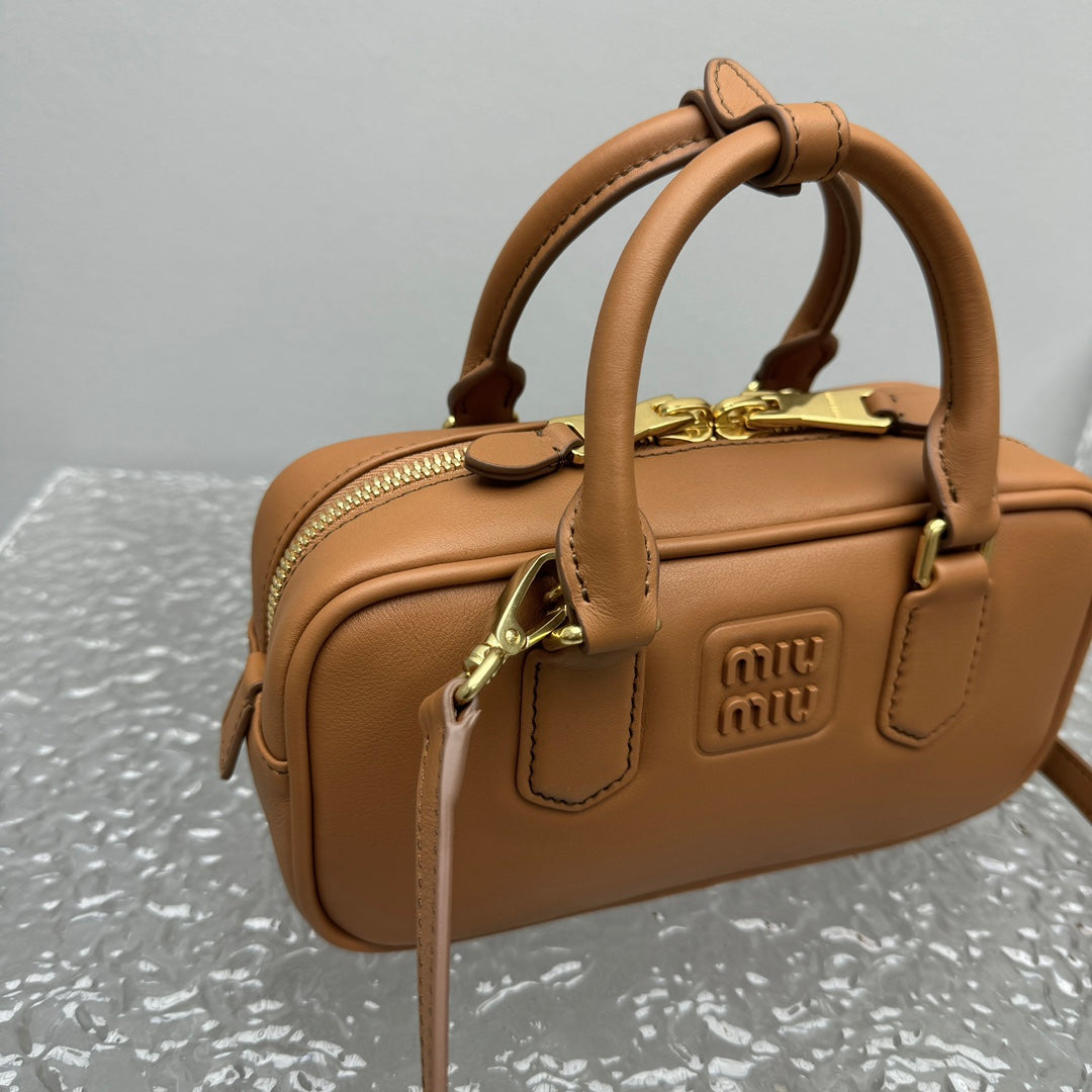 ＭＩ ＭＵ ARCADIE LEATHER BAG COGNAC