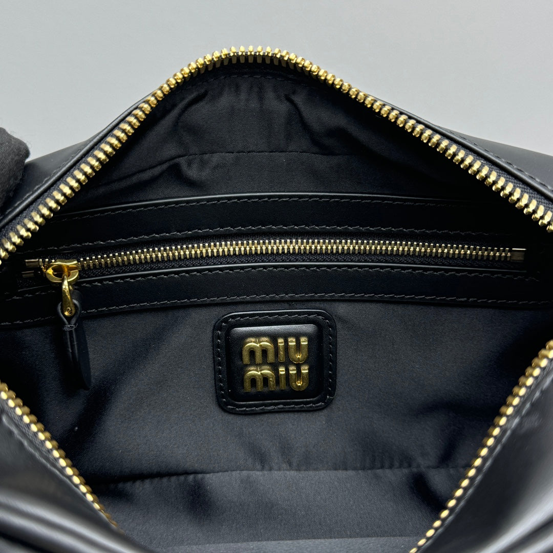 ＭＩ ＭＵ ARCADIE LEATHER BAG BLACK