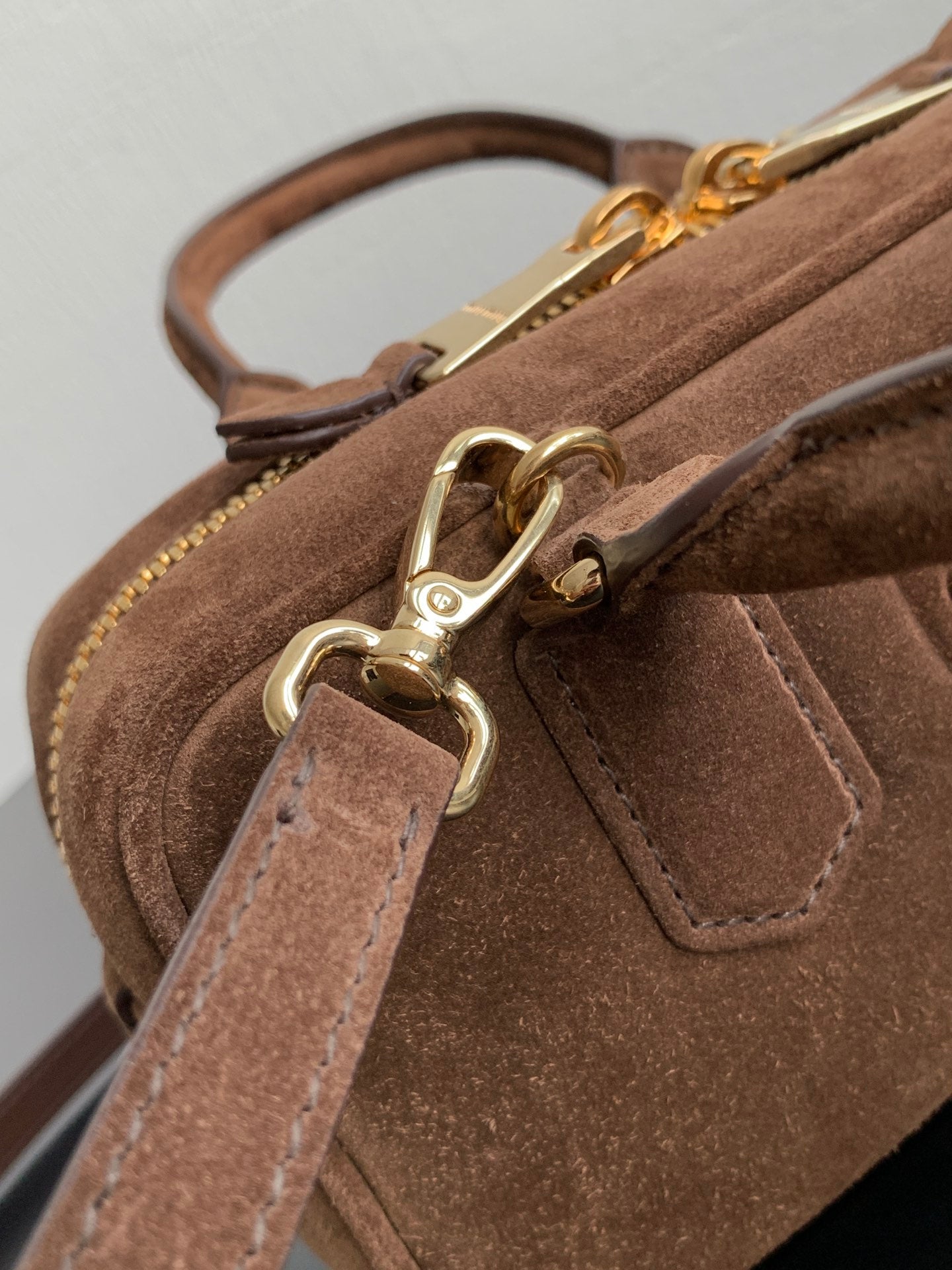 ＭＩ ＭＵ ARCADIE ZIPPED HANDBAG IN BROWN