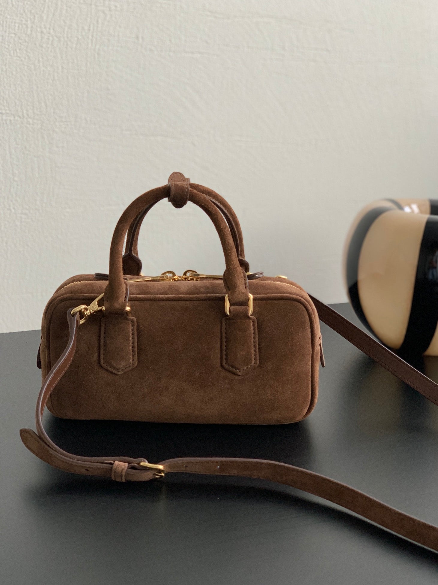 ＭＩ ＭＵ ARCADIE ZIPPED HANDBAG IN BROWN