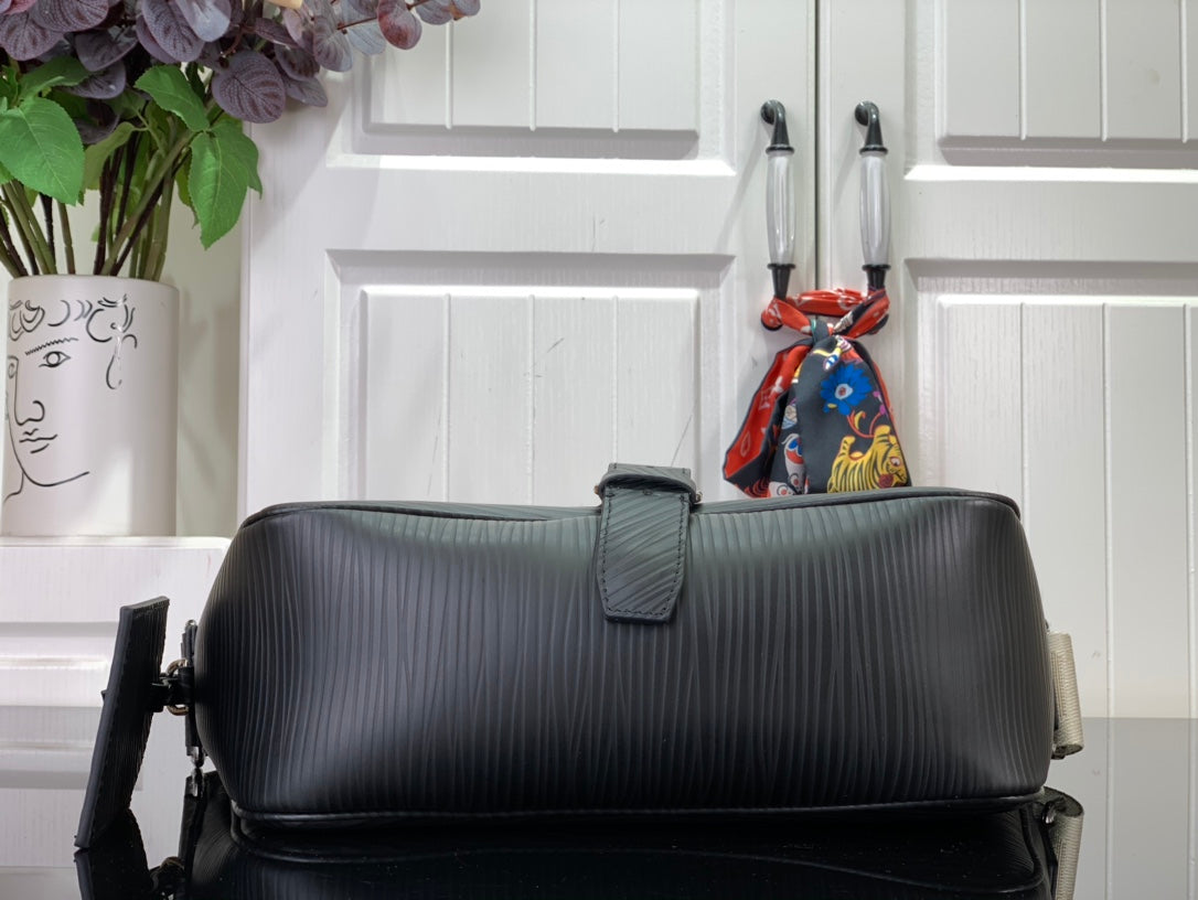 ＬＳ ＶＴＴＯＮ MONTSOURIS MESSENGER BLACK