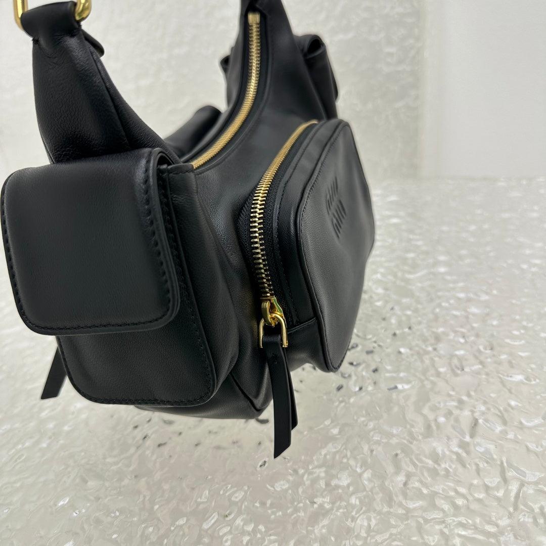 ＭＩ ＭＵ NAPPA LEATHER POCKET BAG BLACK