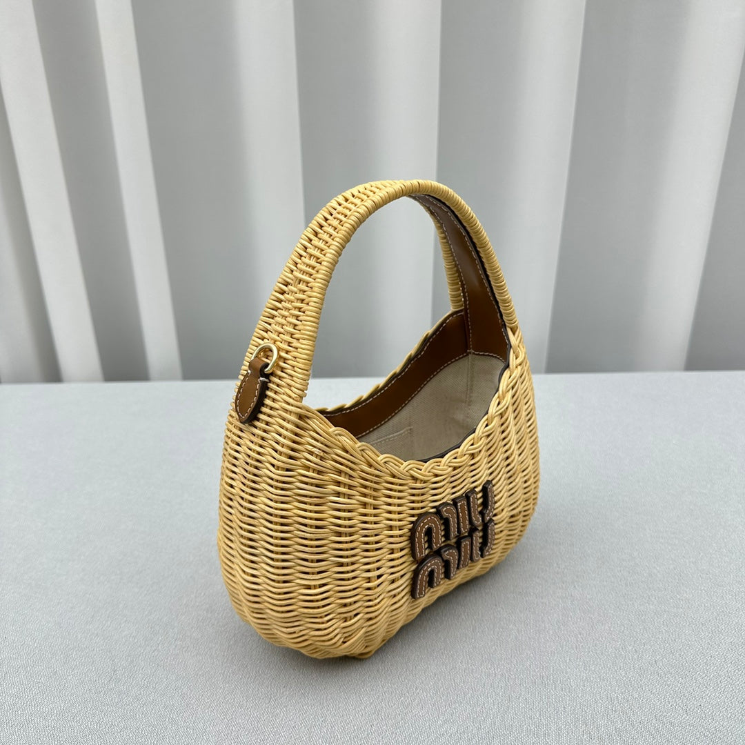 ＭＩ ＭＵ WANDER WICKER HOBO BAG TAN/CARAMEL