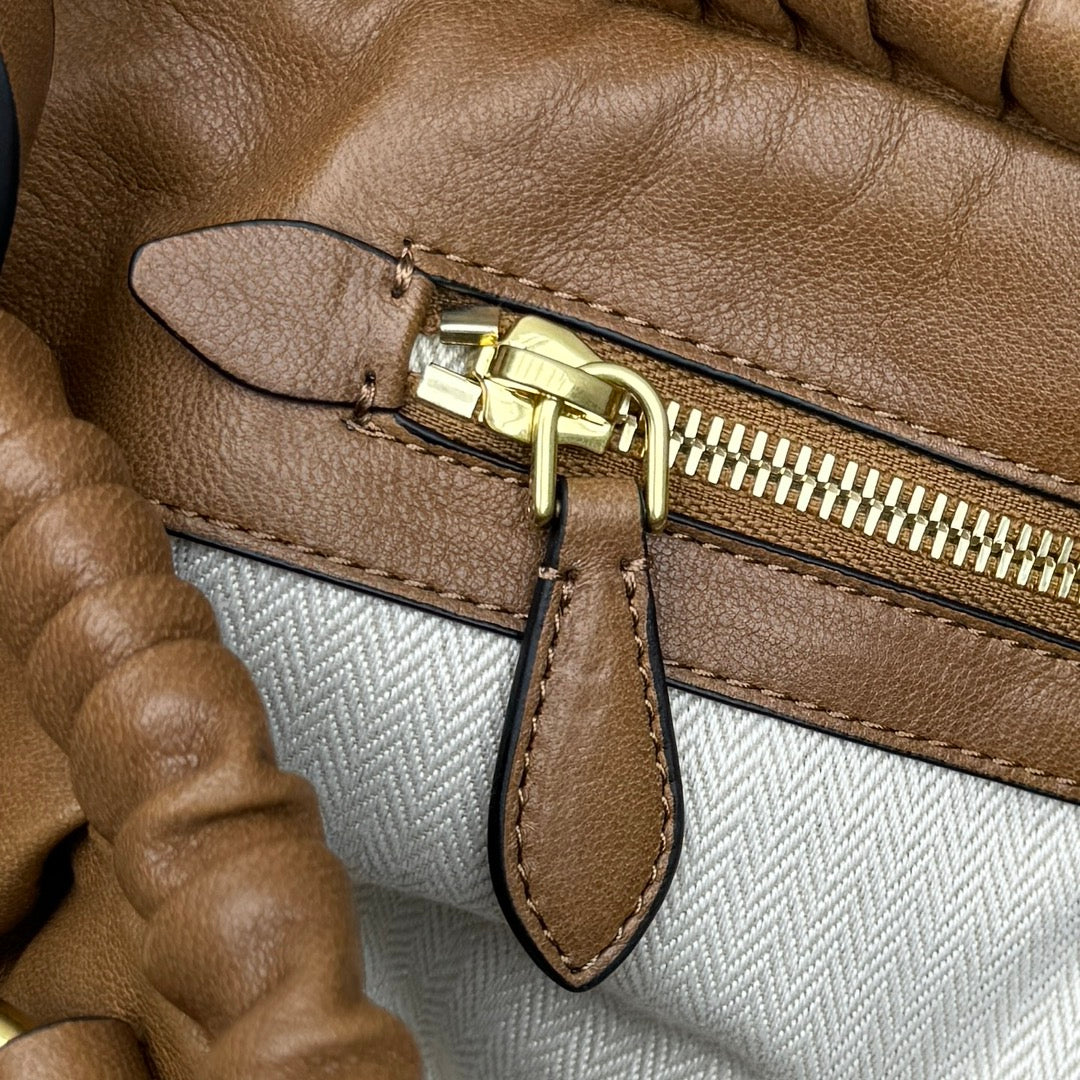 ＭＩ ＭＵ NAPPA LEATHER SHOULDER BAG