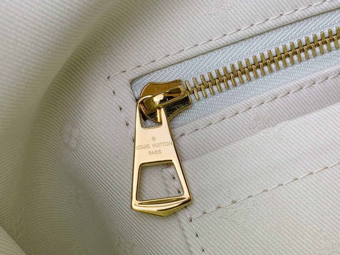 ＬＳ ＶＴＴＯＮ CARRYALL PM BLUE/WHITE