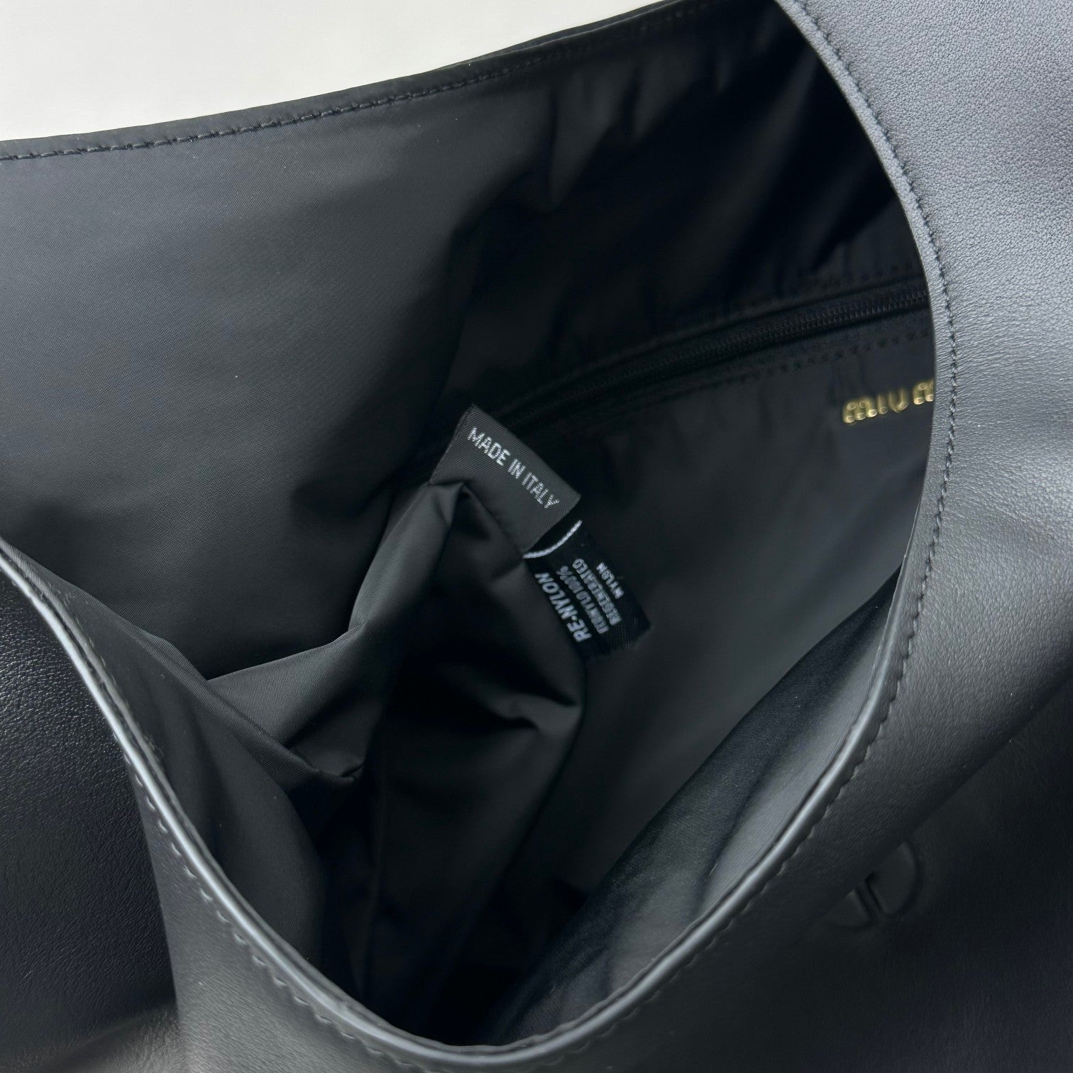 ＭＩ ＭＵ LEATHER HOBO BAG BLACK