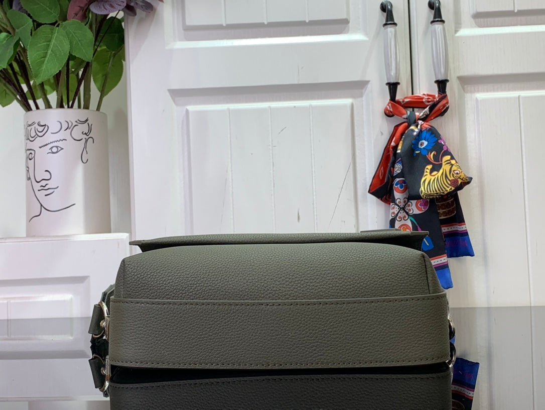 ＬＳ ＶＴＴＯＮ  SHOULDER BAG