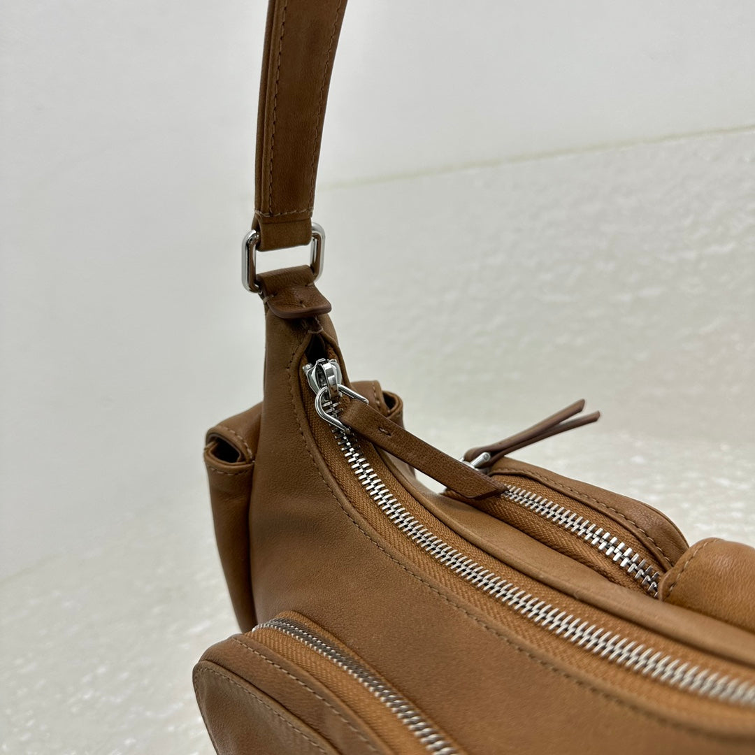 ＭＩ ＭＵ NAPPA LEATHER POCKET BAG OAK