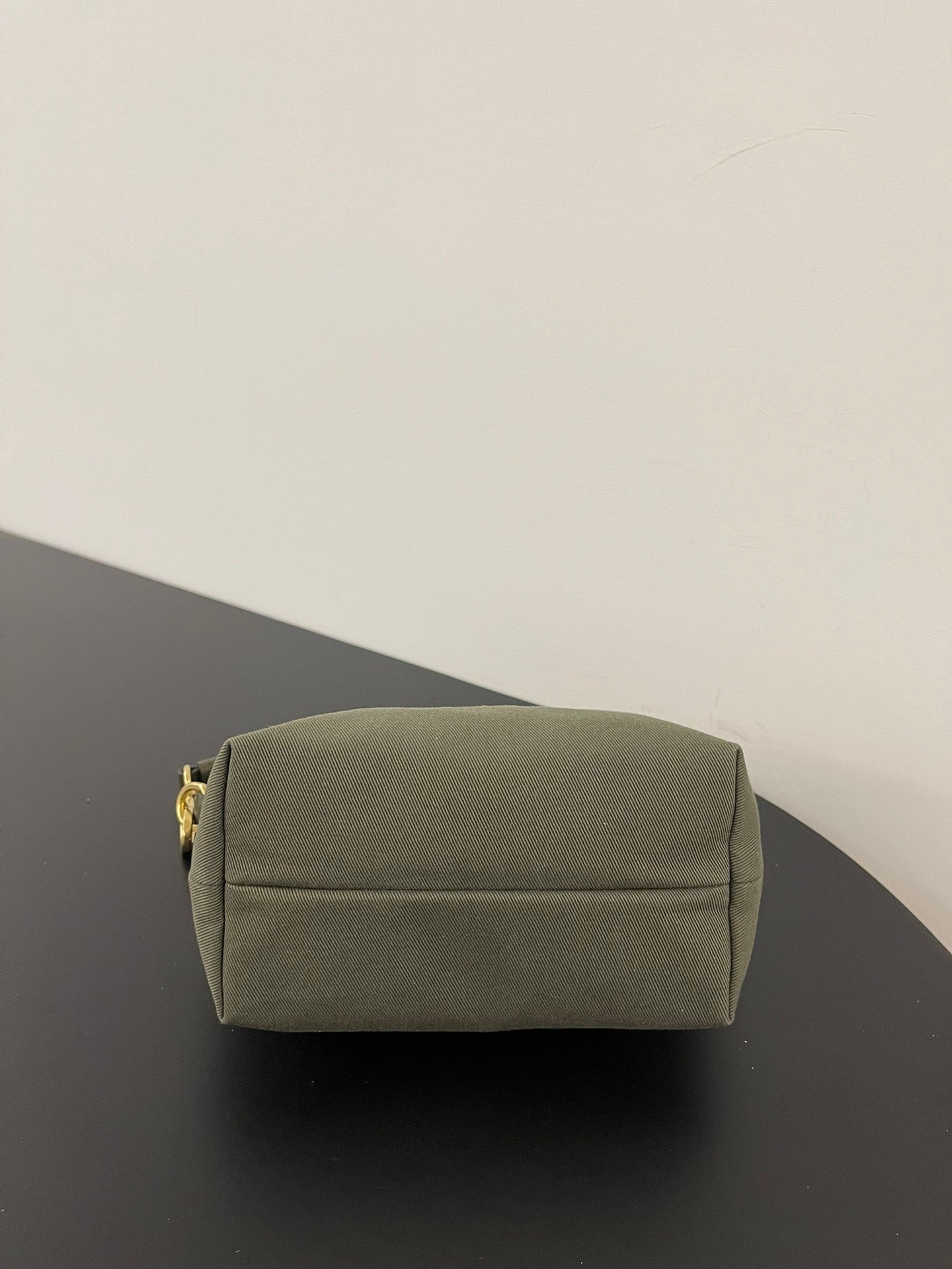 ＭＩ ＭＵ GABARDINE POUCH OLIVE GREEN