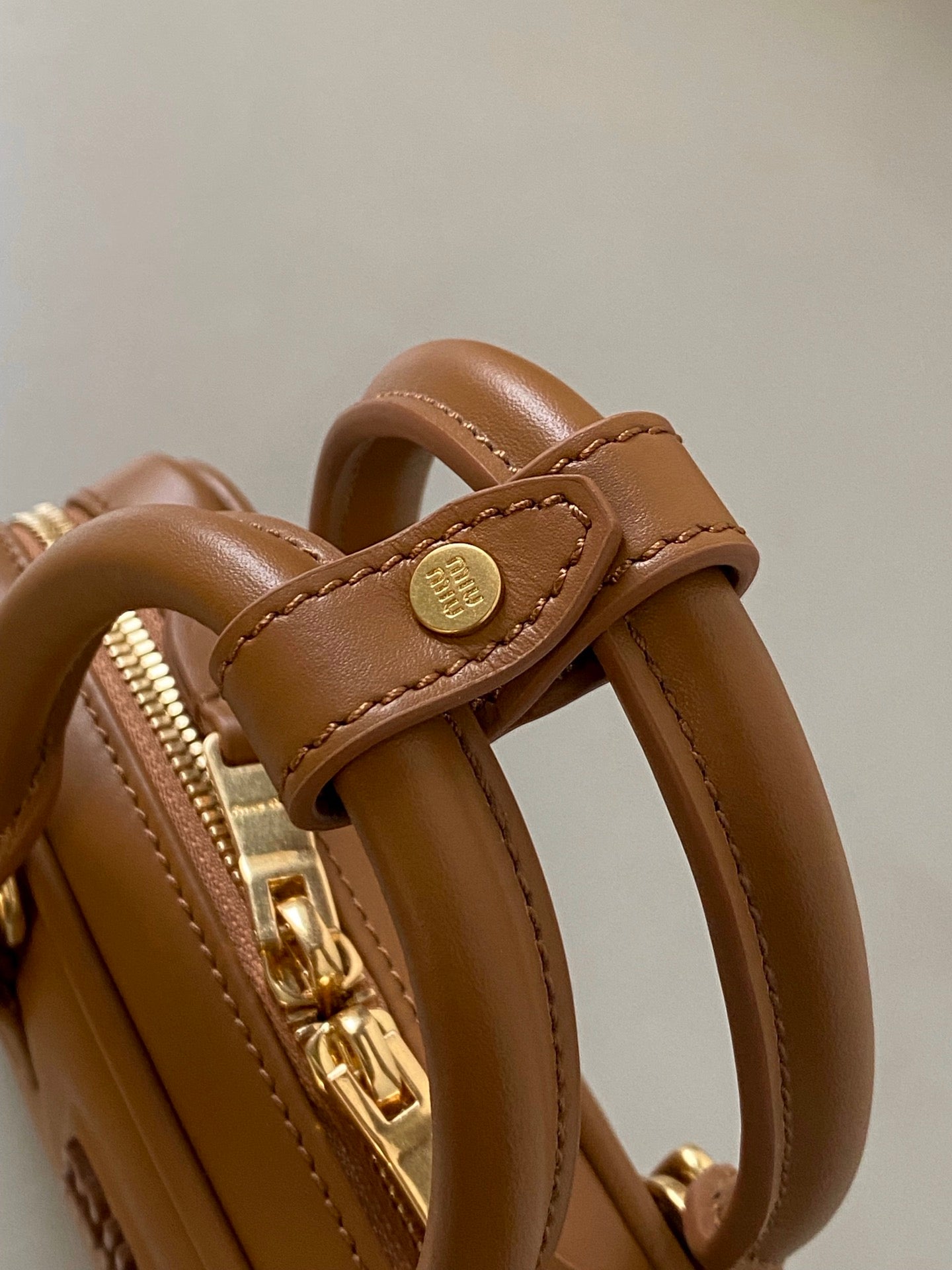 ＭＩ ＭＵ ARCADIE LEATHER MINI-BAG COGNAC