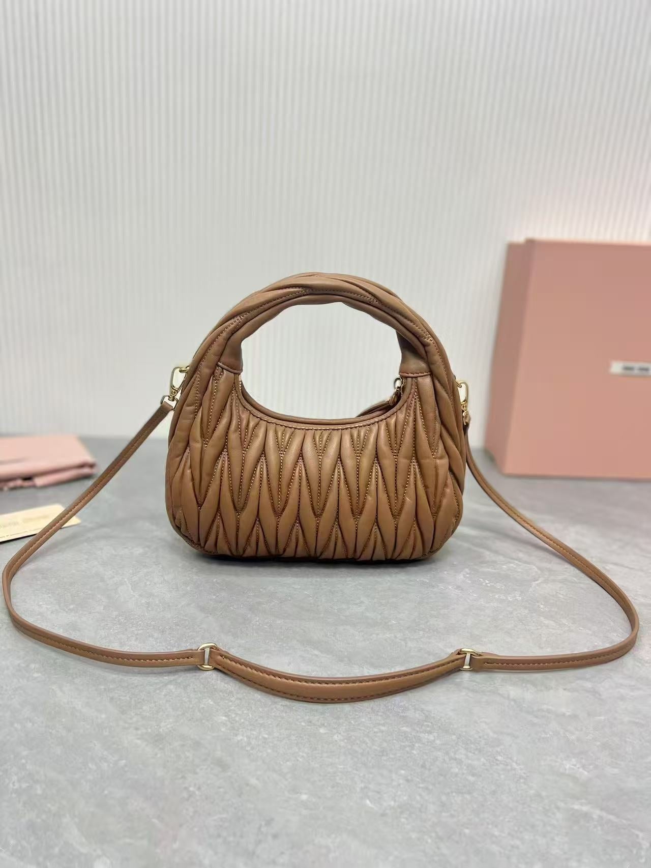 ＭＩ ＭＵ WANDER MATELASSÉ NAPPA LEATHER HOBO BAG