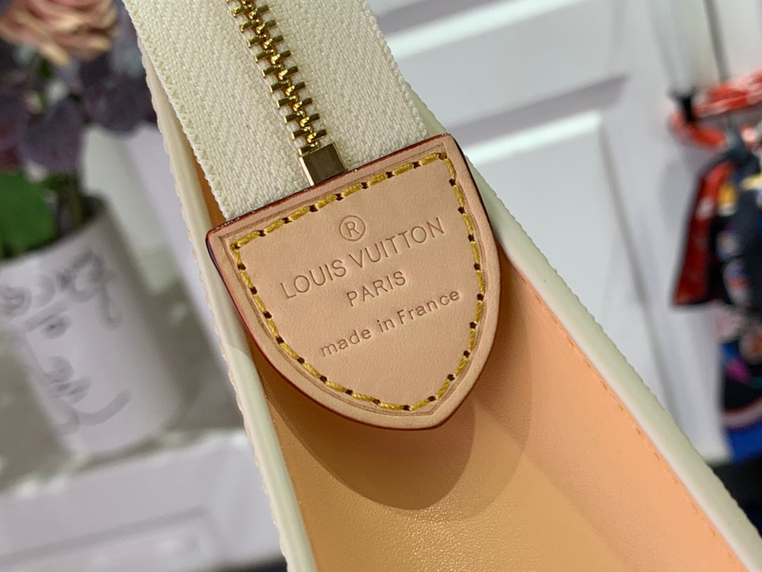 ＬＳ ＶＴＴＯＮ TOILETRY POUCH D15