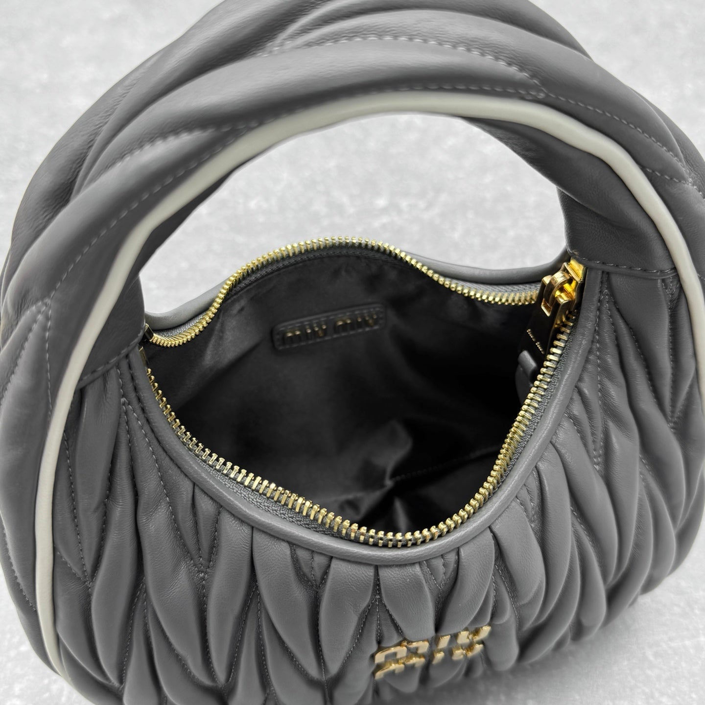 ＭＩ ＭＵ MATELASSÉ NAPPA LEATHER TOP HANDLE BAG GREY