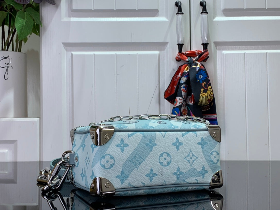 ＬＳ ＶＴＴＯＮ DISCOVERY SHOULDER BAG CRYSTAL BLUE