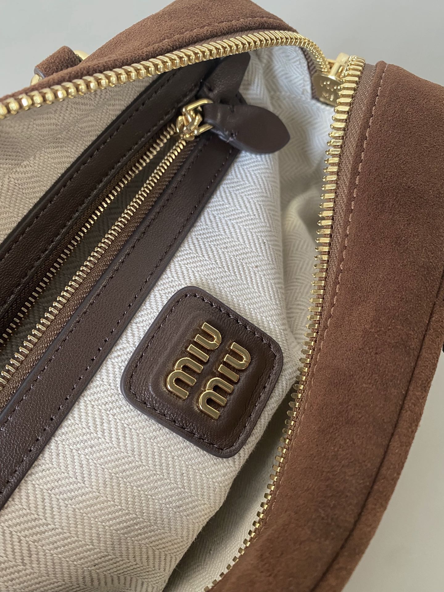 ＭＩ ＭＵ ARCADIE PADDED SUEDE TOP-HANDLE BAG COCOA BROWN