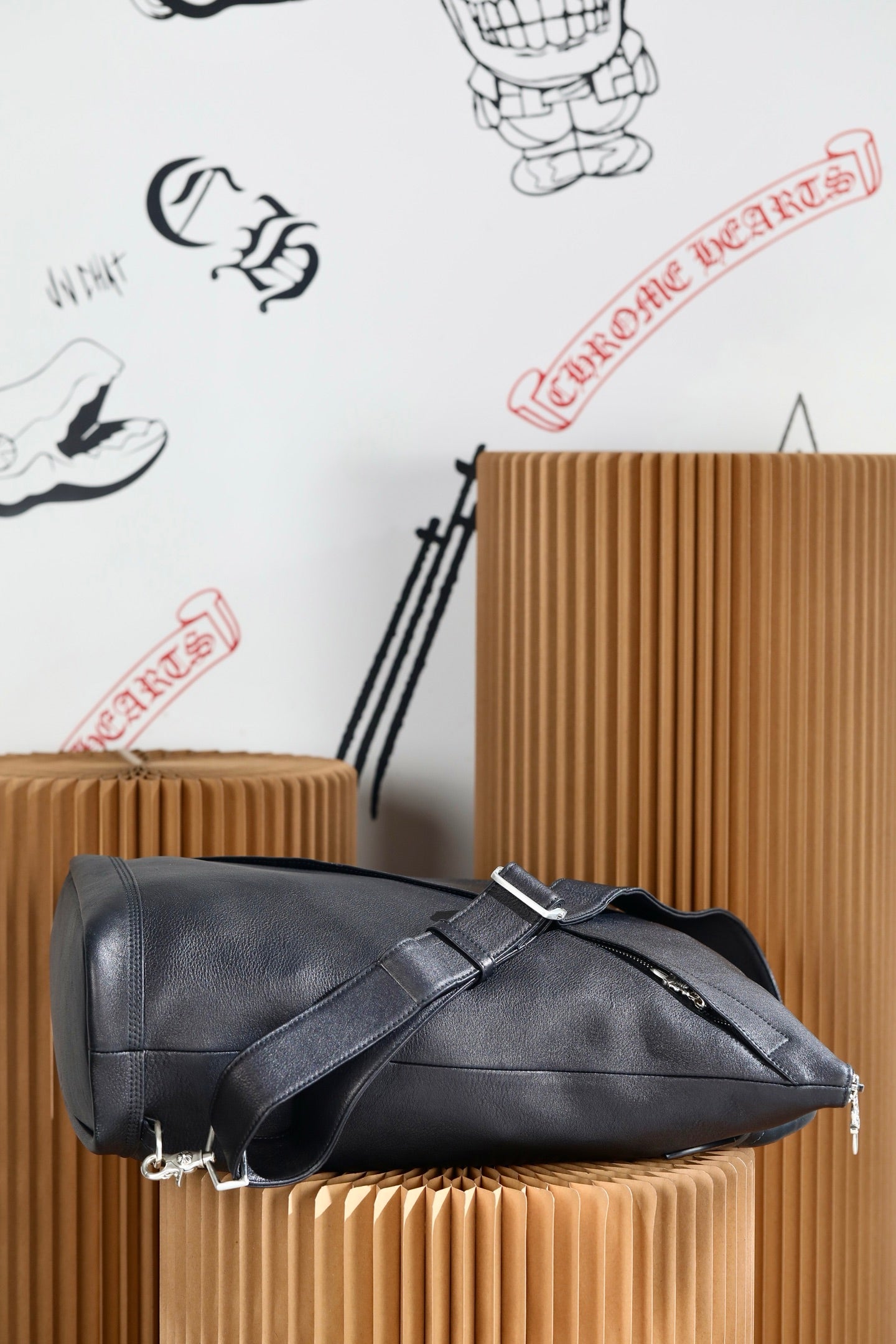 ＣＨＲＭ ＨＲＴＳ LEATHER DOUBLE SIDED SLING BACKPACK BLACK