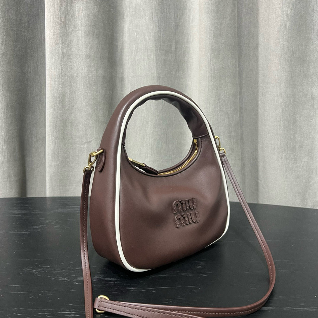 ＭＩ ＭＵ MATELASSÉ LEATHER CROSSBODY BAG BROWN