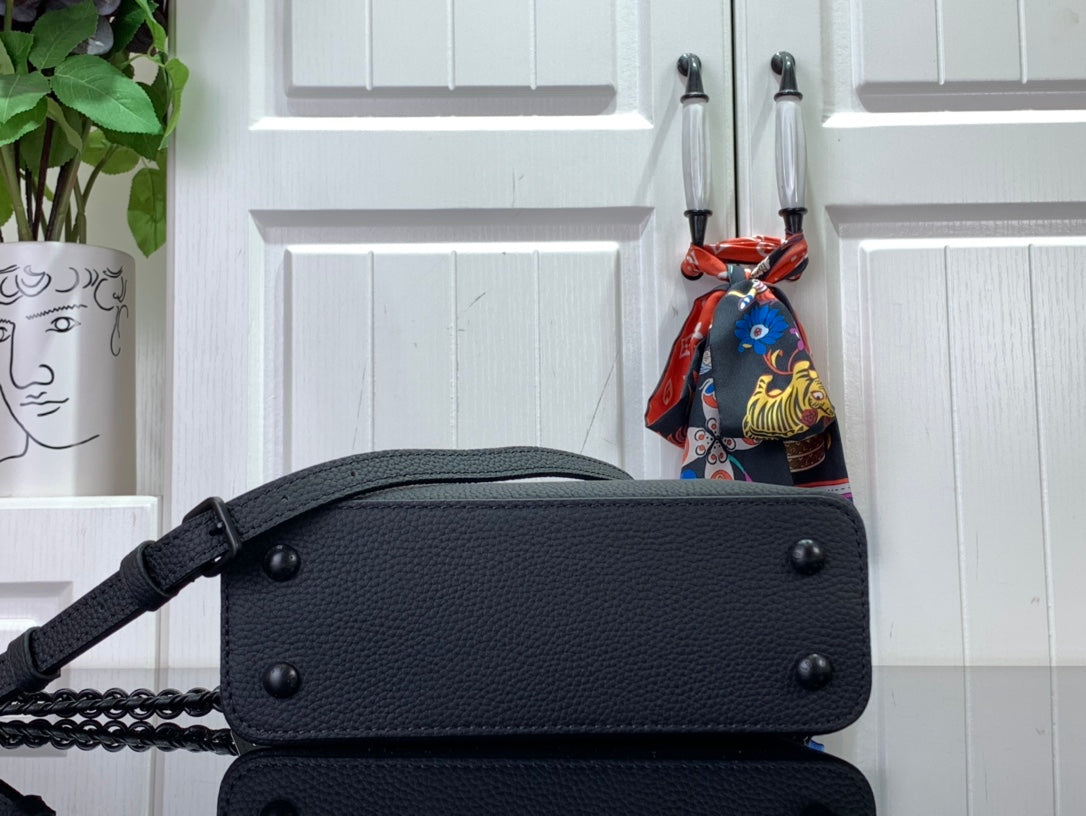 ＬＳ ＶＴＴＯＮ CAPUCINES EAST WEST MINI