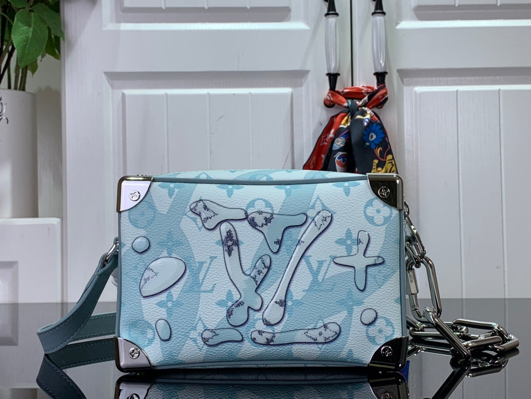 ＬＳ ＶＴＴＯＮ DISCOVERY SHOULDER BAG CRYSTAL BLUE