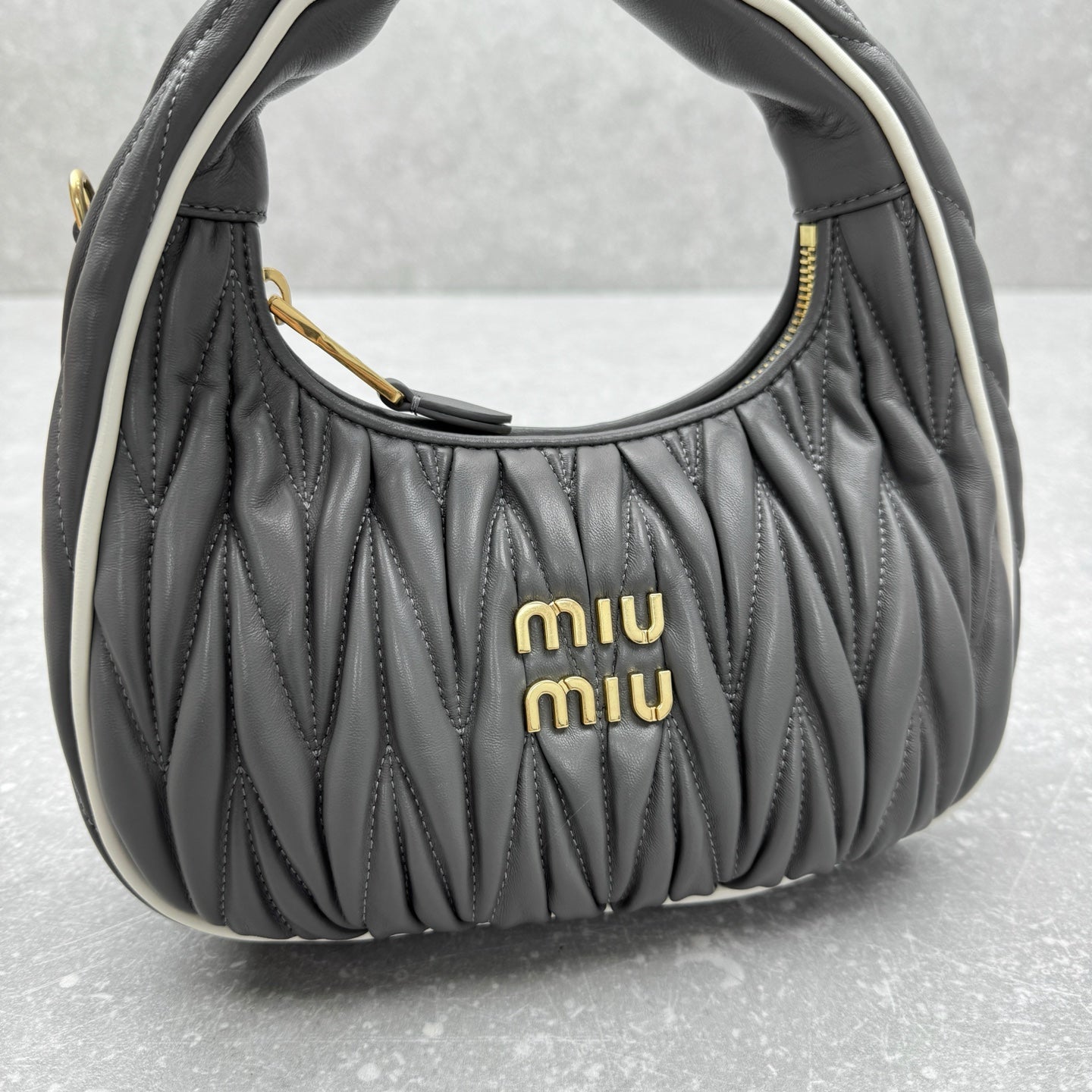 ＭＩ ＭＵ MATELASSÉ NAPPA LEATHER TOP HANDLE BAG GREY