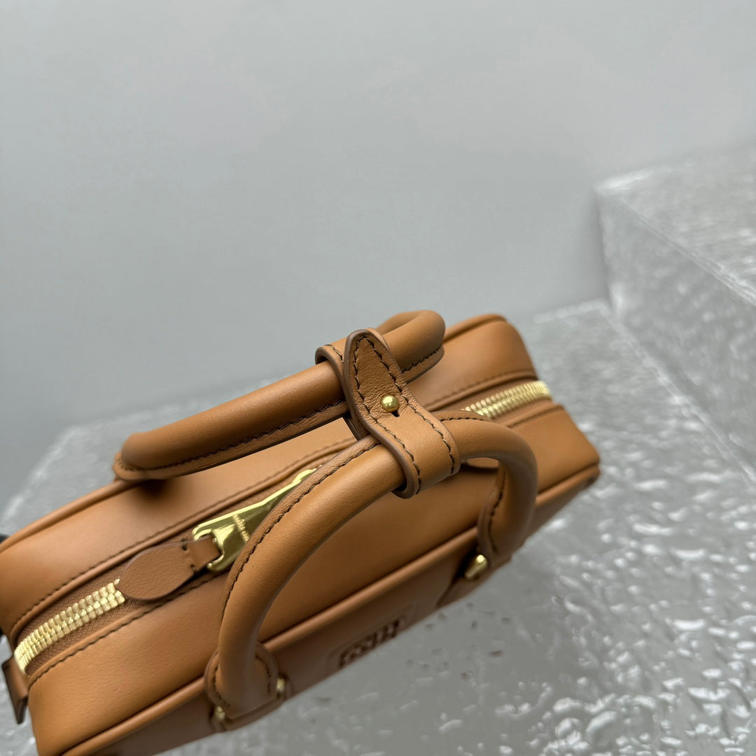 ＭＩ ＭＵ ARCADIE LEATHER BAG COGNAC