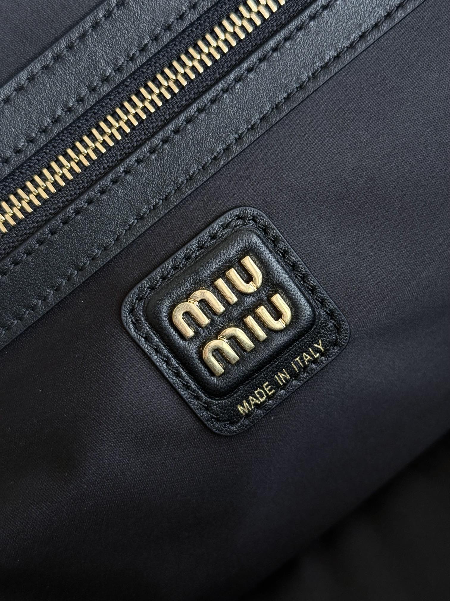 ＭＩ ＭＵ MATELASSÉ LEATHER TOTE BAG