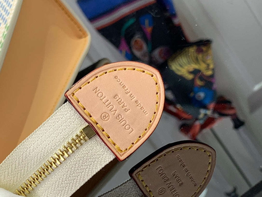 ＬＳ ＶＴＴＯＮ TOILETRY POUCH D15