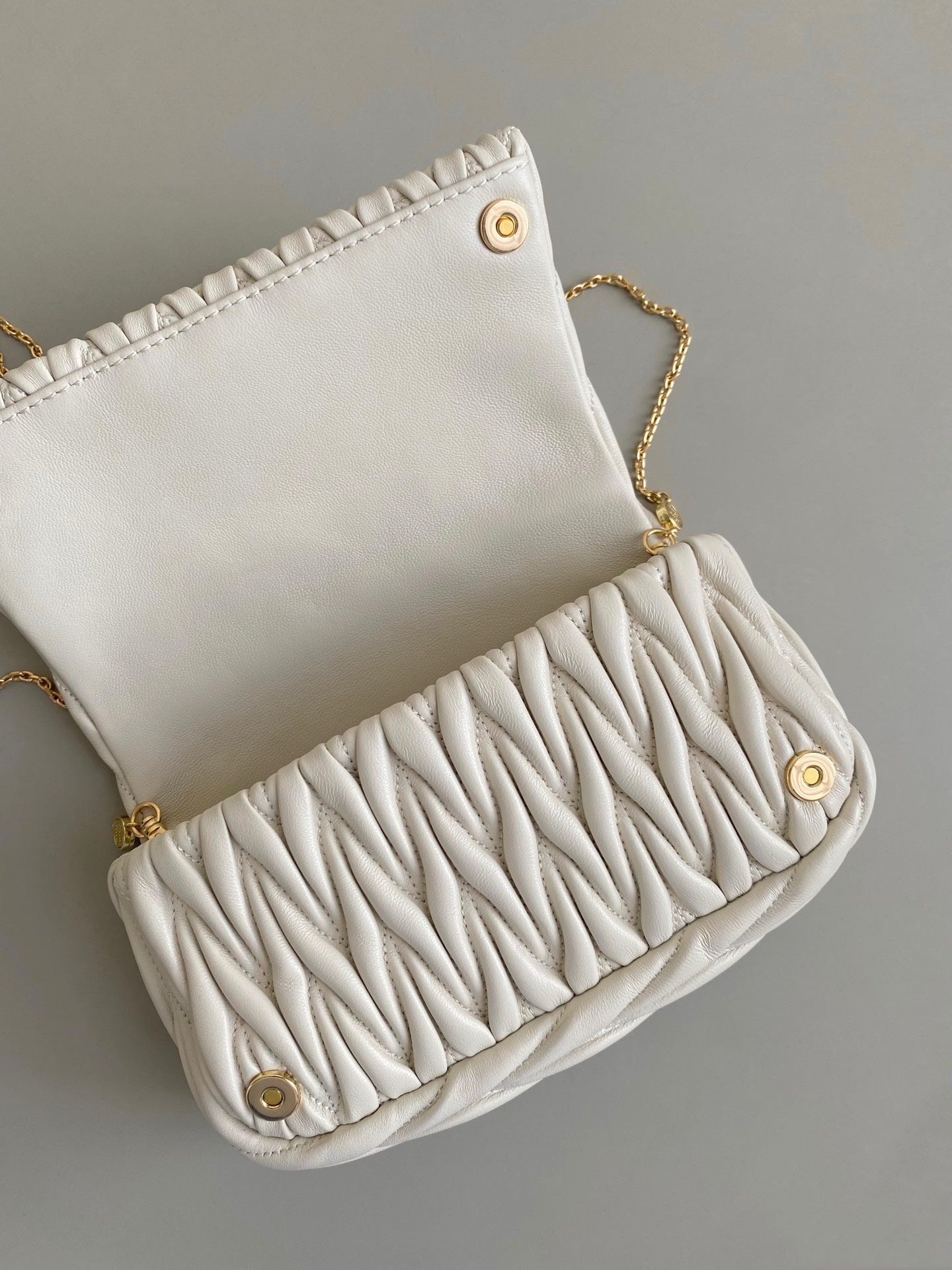 ＭＩ ＭＵ MATELASSÉ NAPPA LEATHER MINI-BAG WHITE/BLACK