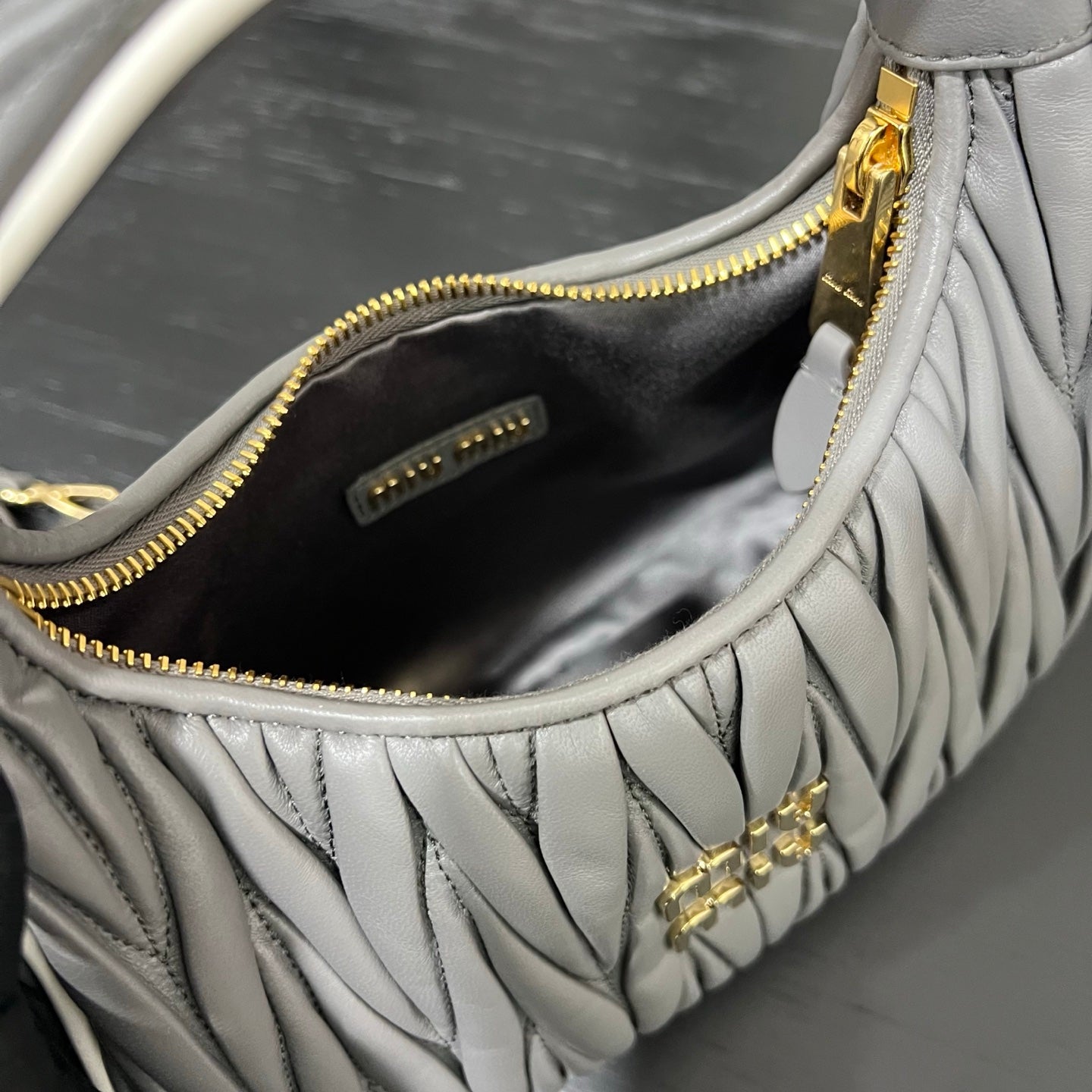 ＭＩ ＭＵ MATELASSÉ NAPPA LEATHER TOP HANDLE BAG SILVER