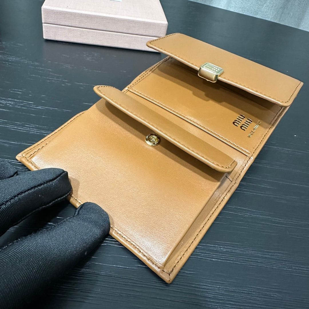 ＭＩ ＭＵ SMALL LEATHER WALLET WITH LOGO COGNAC