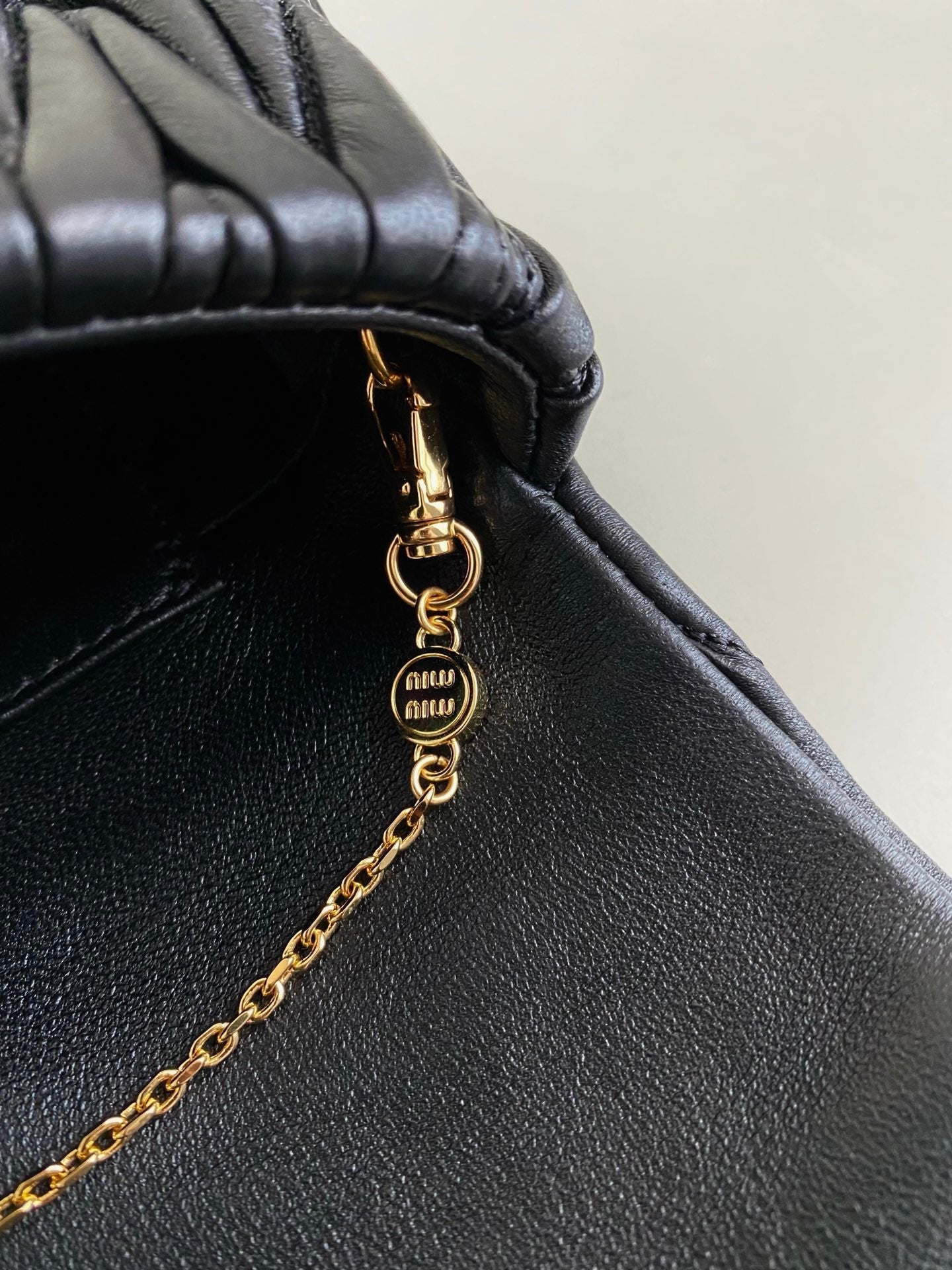 ＭＩ ＭＵ MATELASSÉ NAPPA LEATHER MINI-BAG WHITE/BLACK