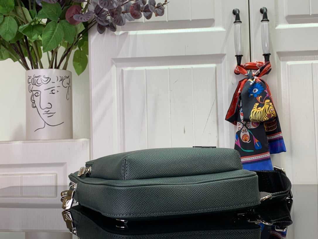 ＬＳ ＶＴＴＯＮ AVENUE SLING BAG