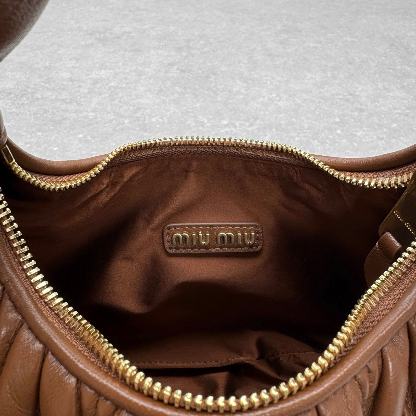 ＭＩ ＭＵ MATELASSÉ NAPPA LEATHER TOP HANDLE BAG BROWN
