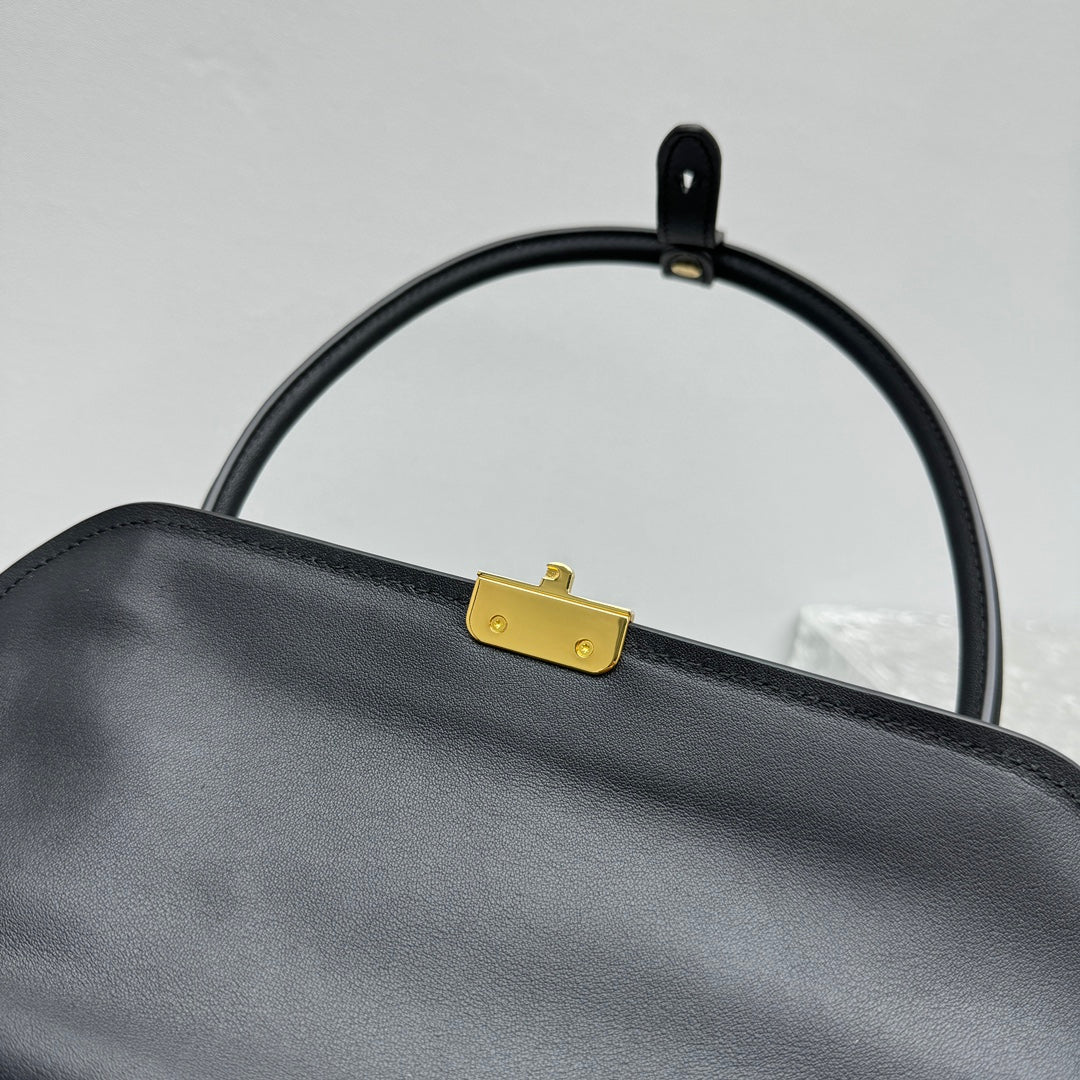 ＭＩ ＭＵ  LEATHER SHOULDER BAG BLACK