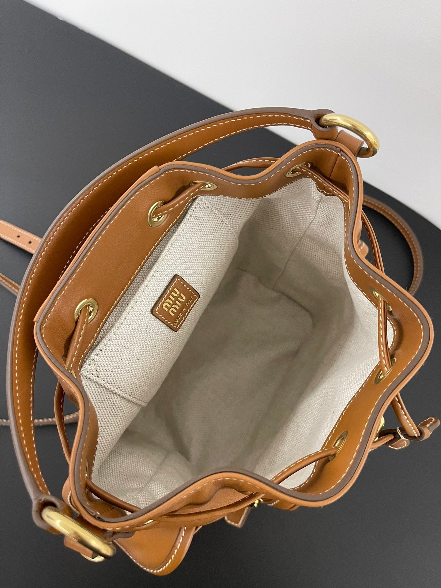 ＭＩ ＭＵ LEATHER BACKPACK COGNAC