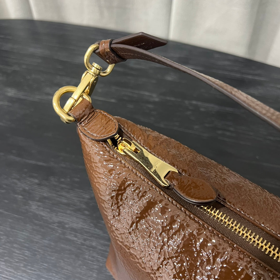 ＭＩ ＭＵ NAPLAK PATENT LEATHER POUCH PALISANDER