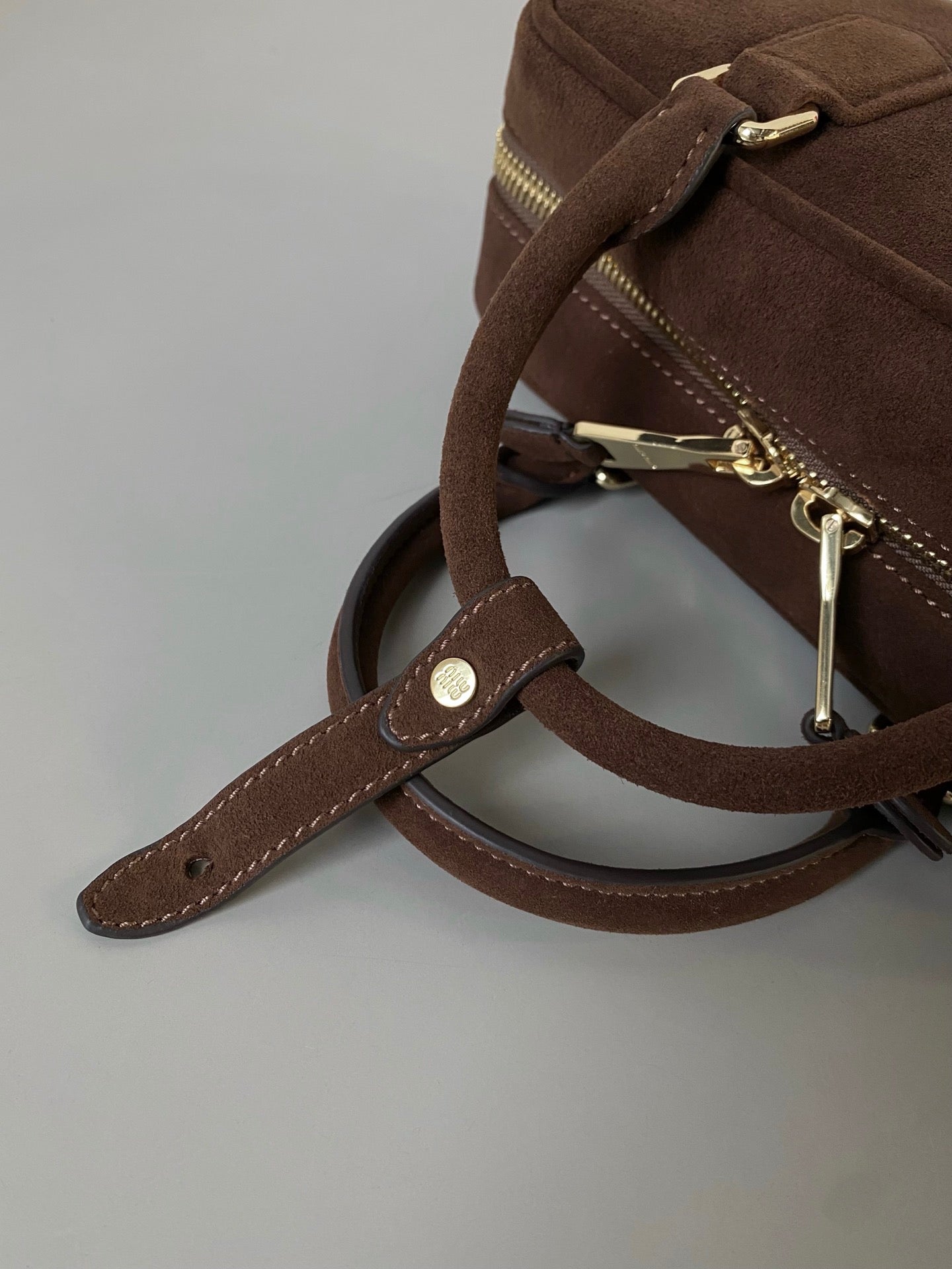 ＭＩ ＭＵ ARCADIE PADDED SUEDE TOP-HANDLE BAG COCOA BROWN