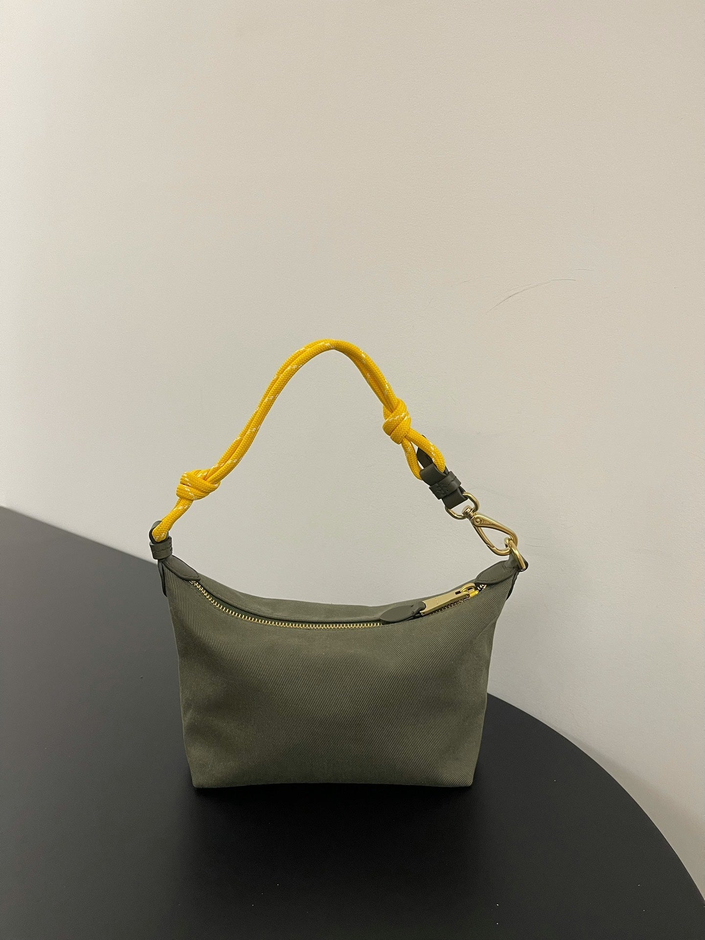 ＭＩ ＭＵ GABARDINE POUCH OLIVE GREEN
