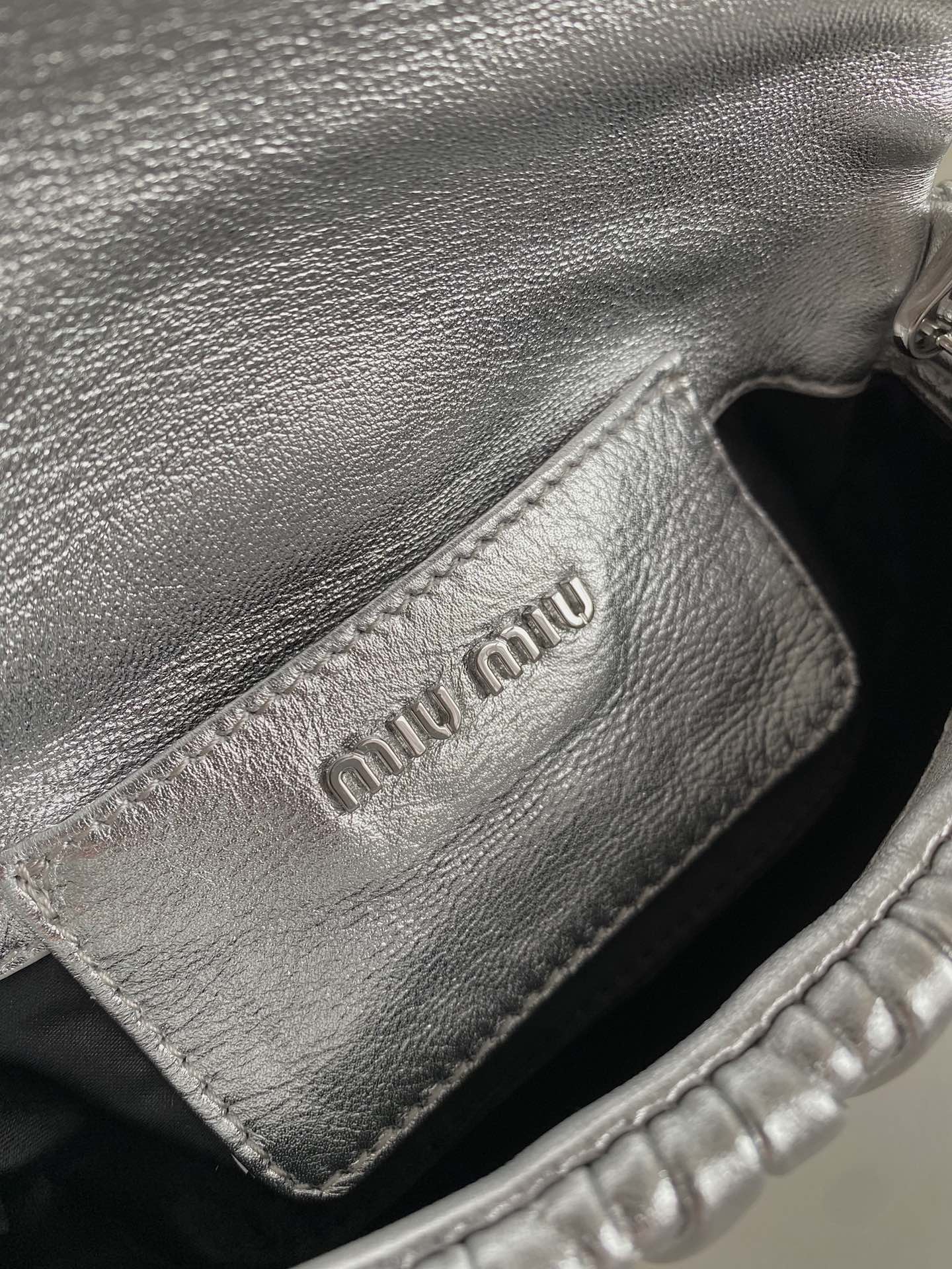ＭＩ ＭＵ MATELASSÉ NAPPA LEATHER MINI-BAG SILVER
