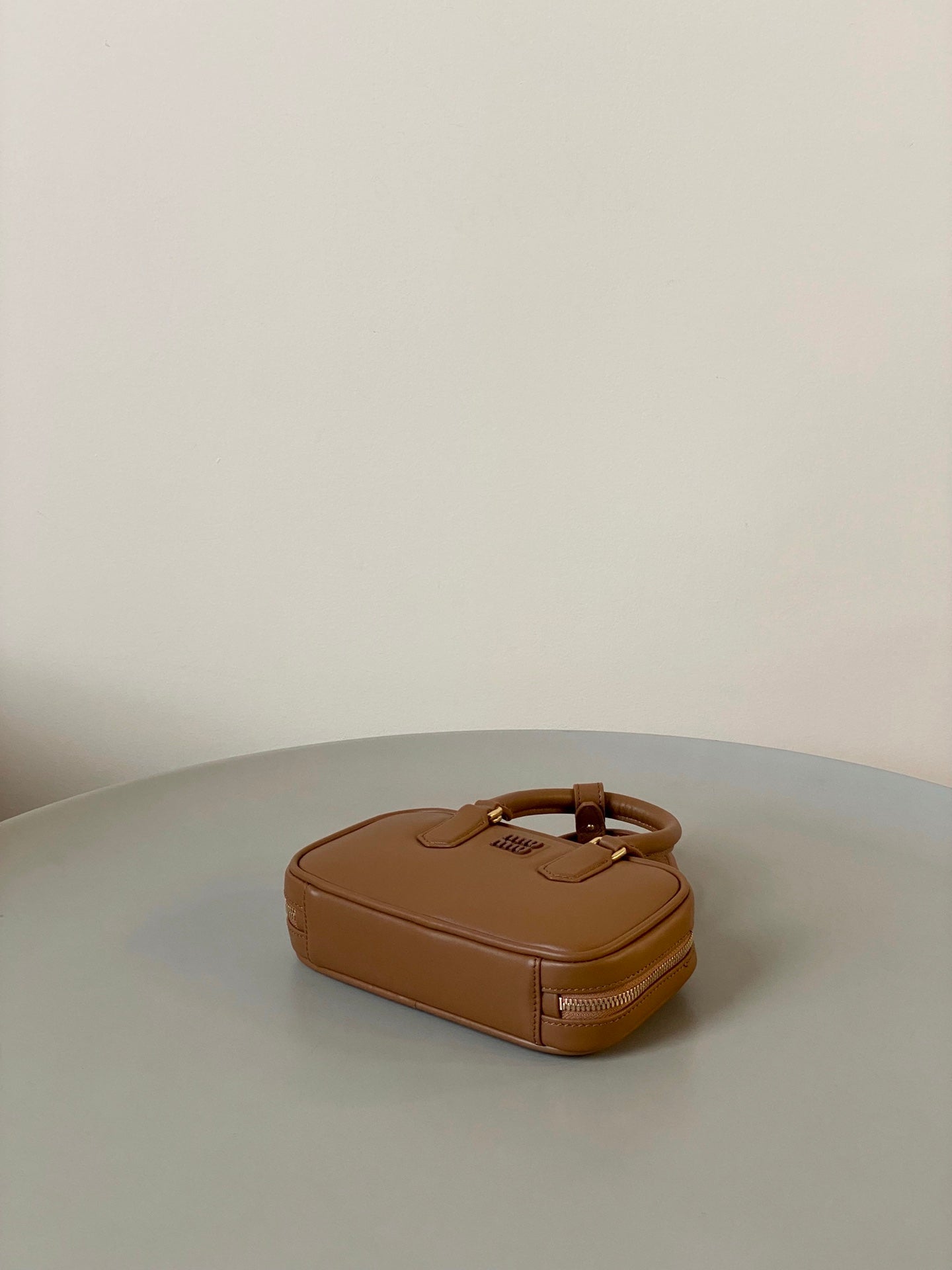 ＭＩ ＭＵ ARCADIE LEATHER MINI-BAG COGNAC