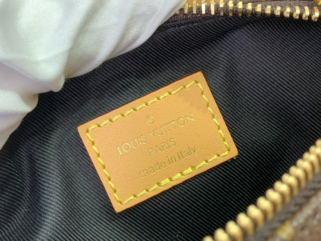 ＬＳ ＶＴＴＯＮ POOCH BAG MONOGRAM