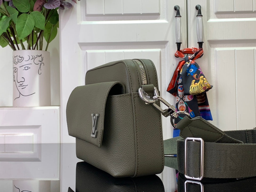 ＬＳ ＶＴＴＯＮ  SHOULDER BAG