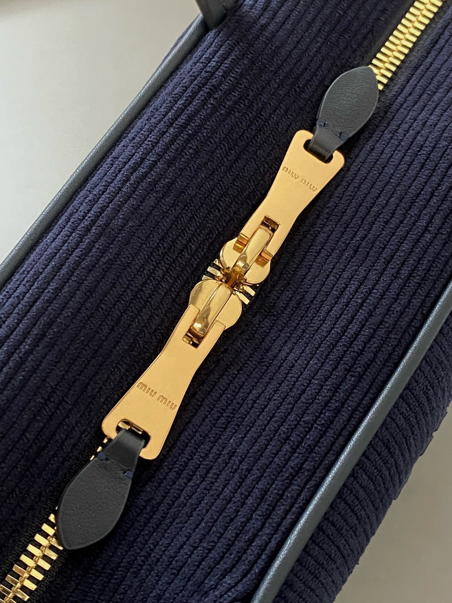 ＭＩ ＭＵ BEAU CORDUROY TOP-HANDLE BAG NAVY