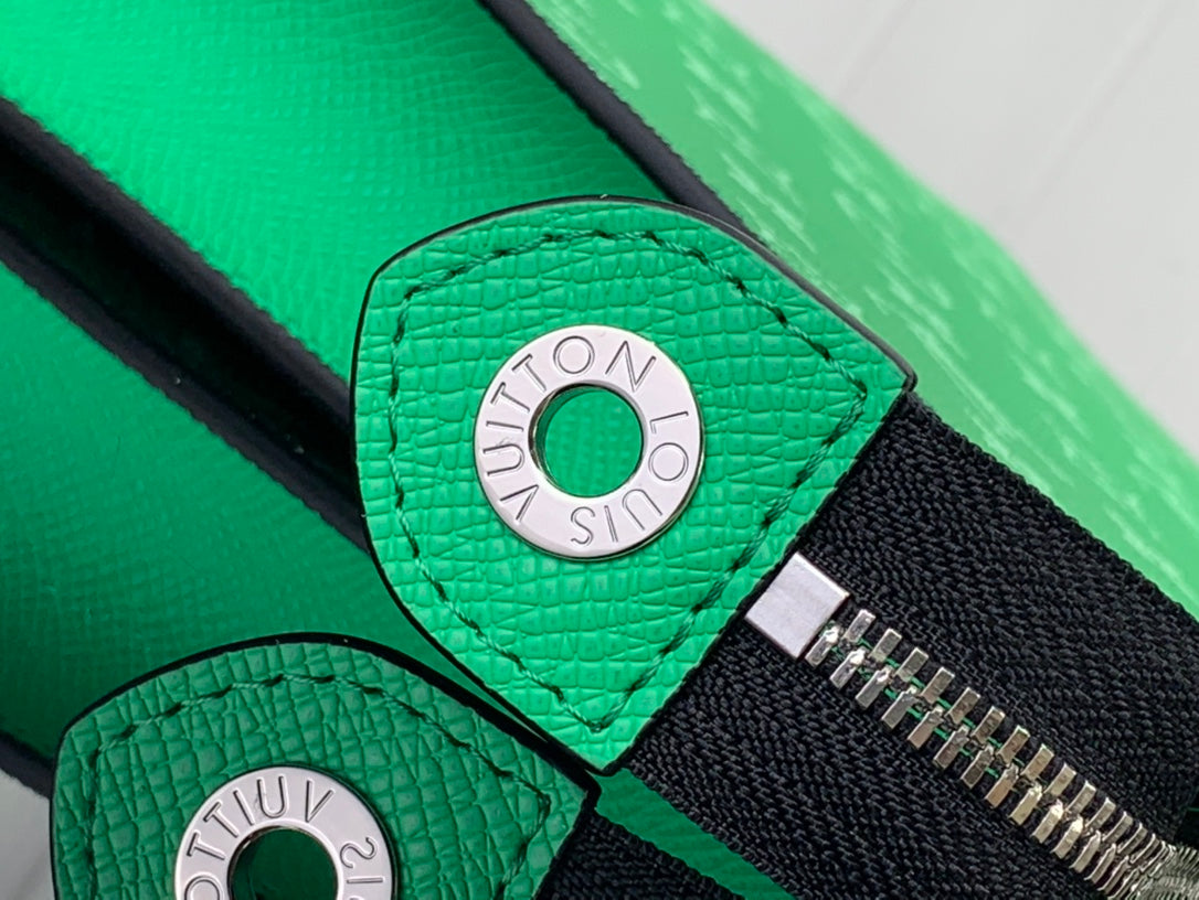 ＬＯＵＩＳ ＶＵＩＴＴＯ N POCHETTE VOYAGE MM GREEN