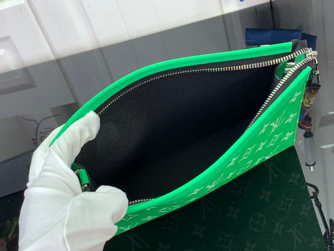 ＬＳ ＶＴＴＯＮ GASTON WEARABLE WALLET GREEN