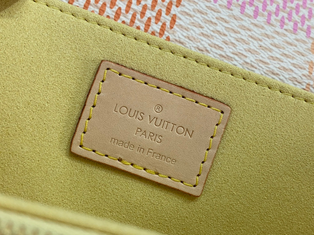 ＬＳ ＶＴＴＯＮ POCHETTE MÉTIS EAST WEST