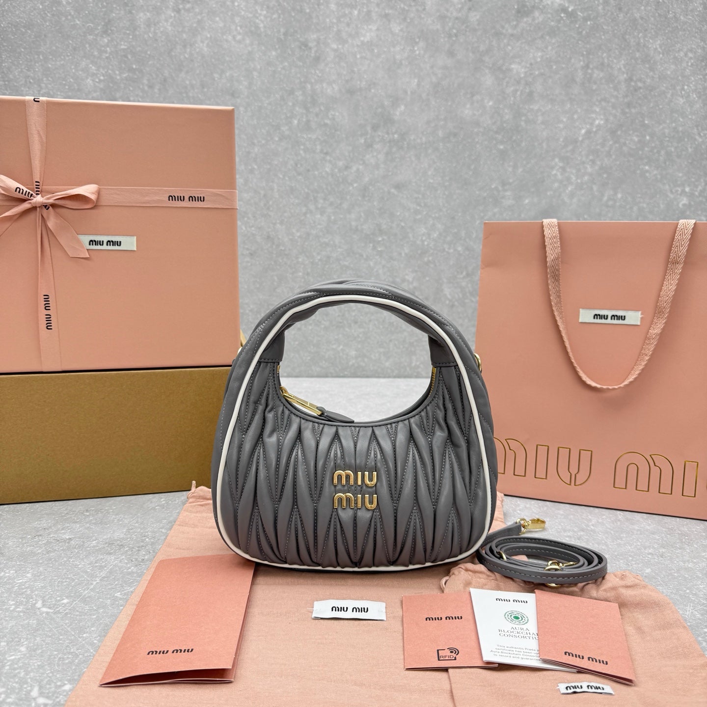 ＭＩ ＭＵ MATELASSÉ NAPPA LEATHER TOP HANDLE BAG GREY