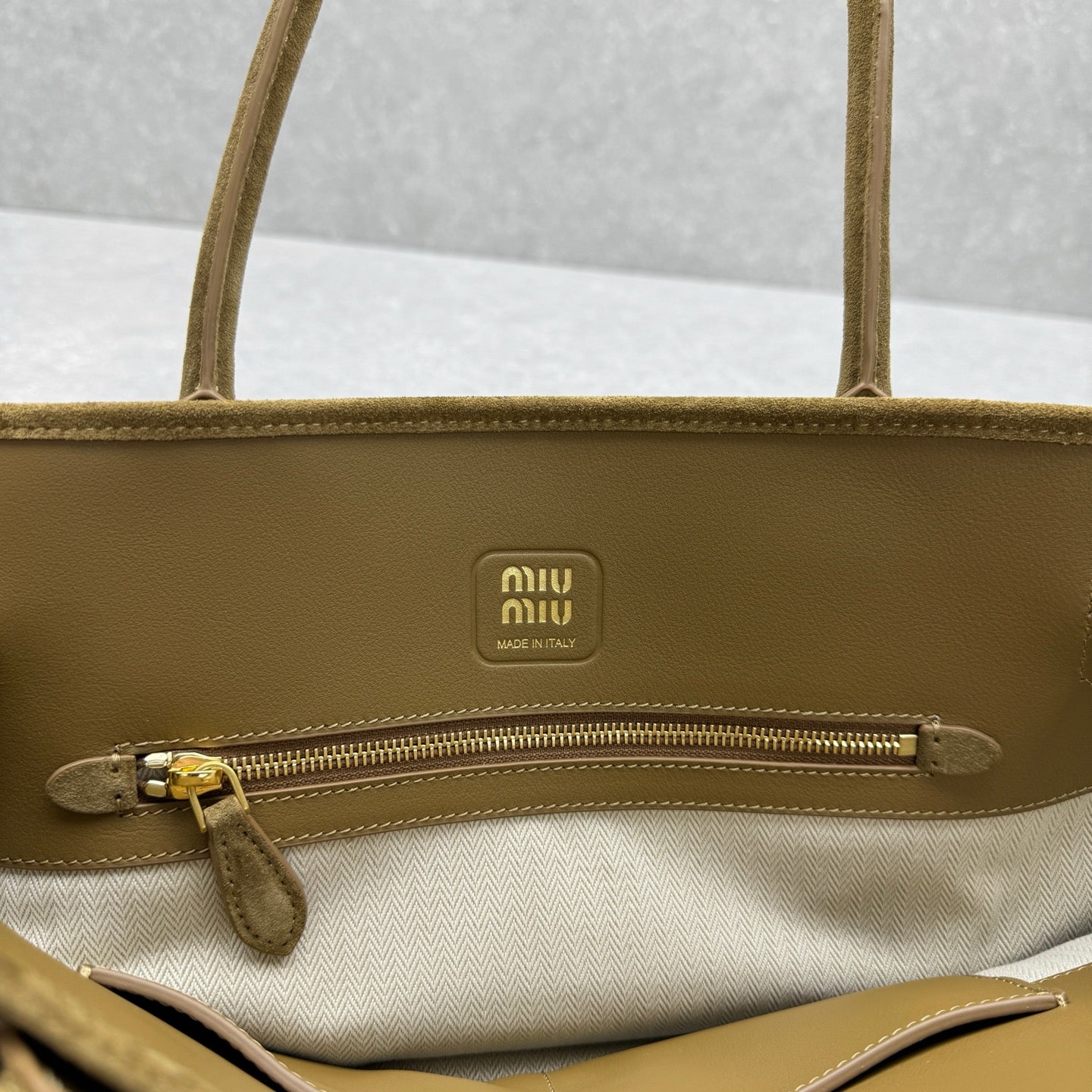 ＭＩ ＭＵ BOW DETAIL SUEDE HANDBAG OLIVE